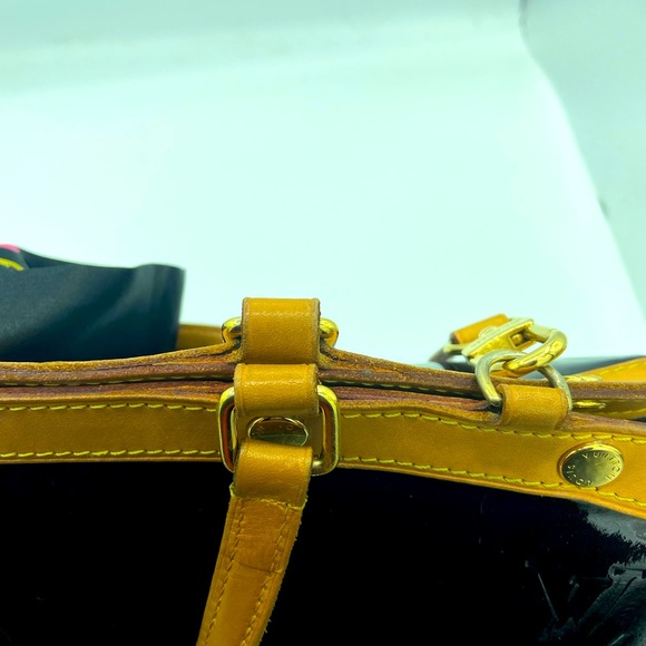 Louis Vuitton Bre Vernis Burgundy Patent Leather Shoulder Bag. - Picture 10 of 16